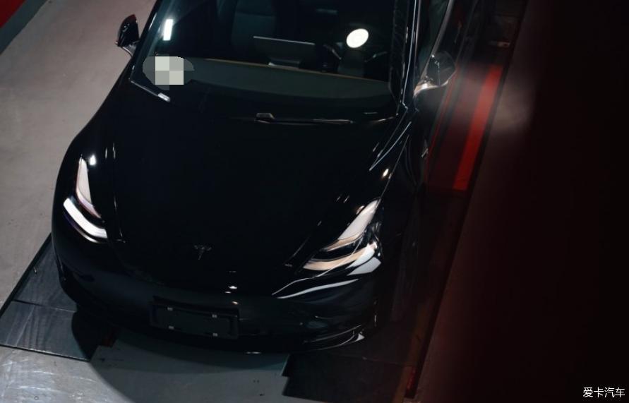 黑色国产标准续航版Model 3 提车作业