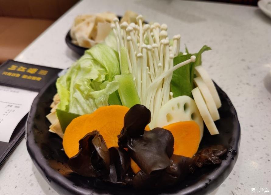 一车两人去吃三江源烤鱼