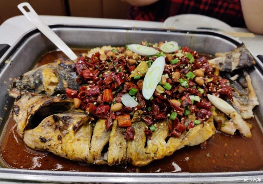 一车两人去吃三江源烤鱼