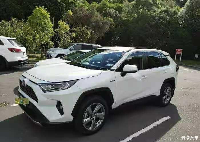 行驶在公路上的小霸道—RAV4荣放