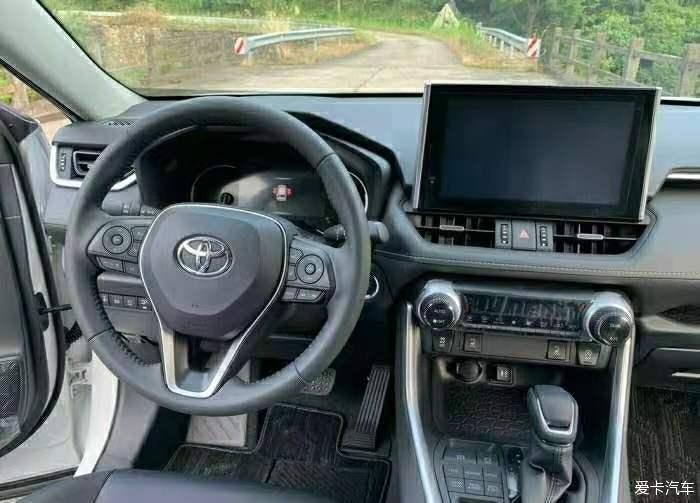 行驶在公路上的小霸道—RAV4荣放