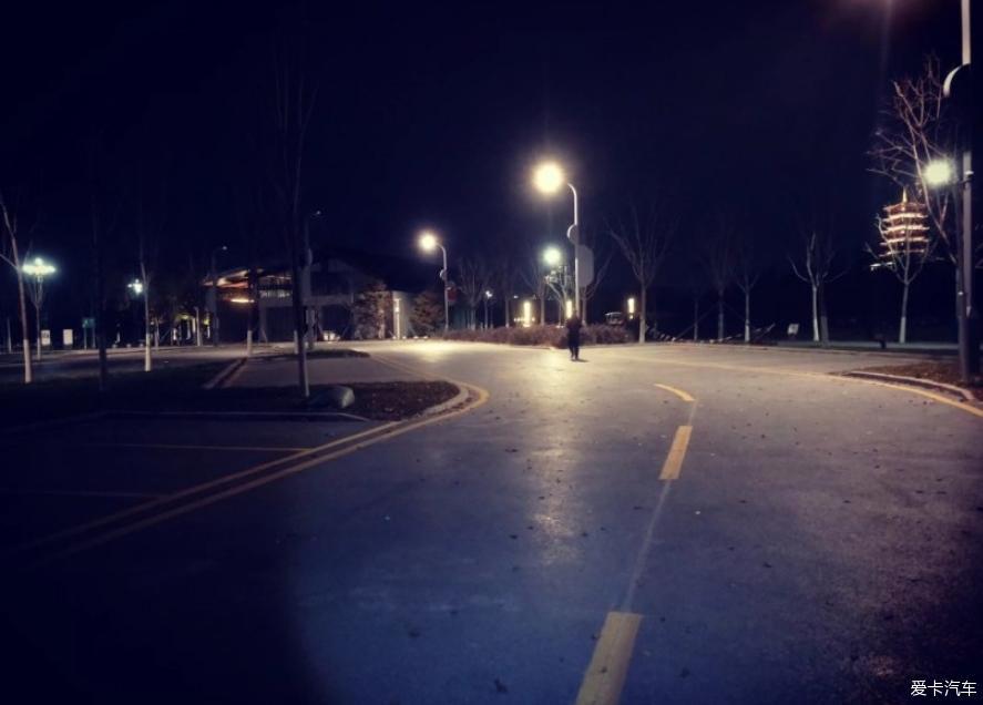 晚上开车，车很少，开着感觉还是很好的……挺喜欢这样子