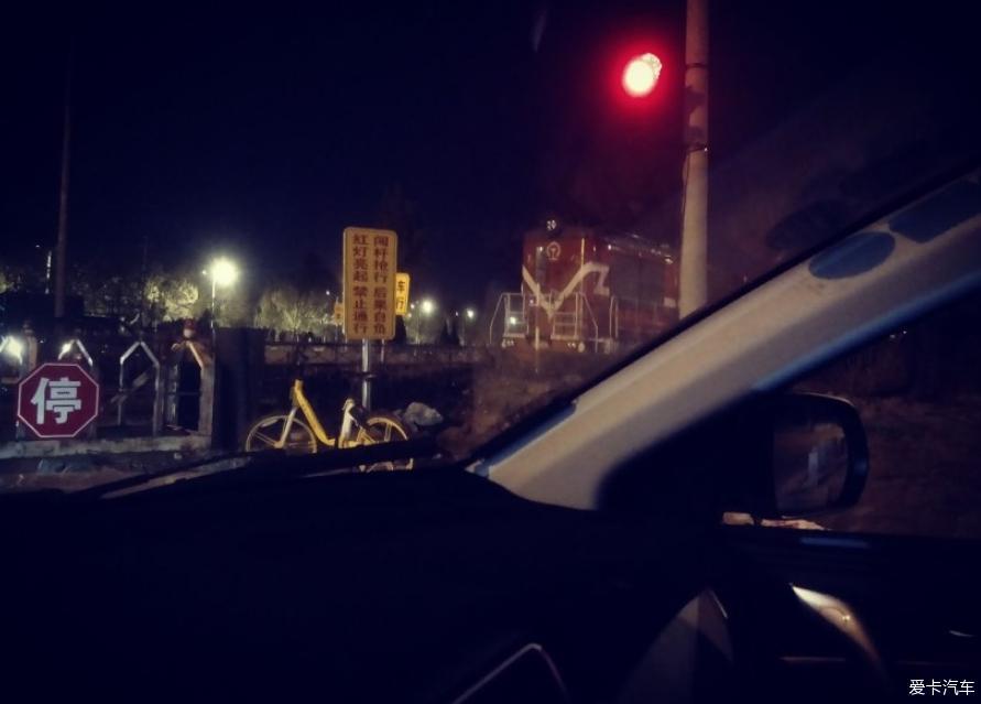 晚上开车，车很少，开着感觉还是很好的……挺喜欢这样子