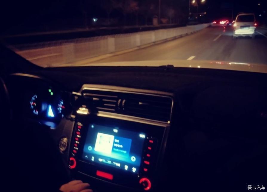 晚上开车，车很少，开着感觉还是很好的……挺喜欢这样子
