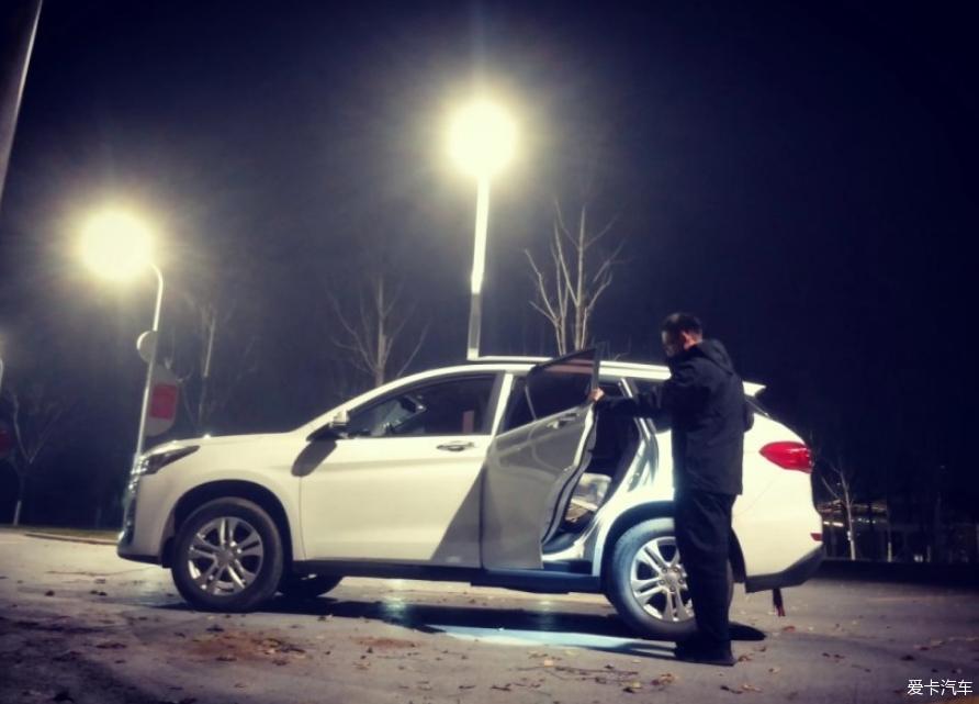 晚上开车，车很少，开着感觉还是很好的……挺喜欢这样子
