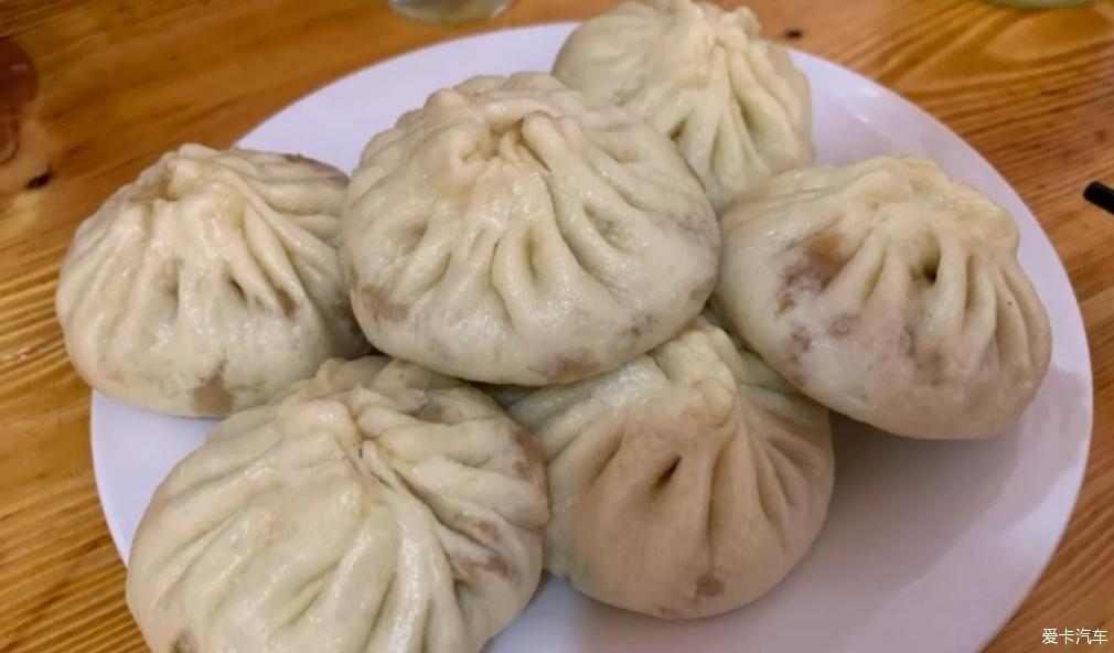 这里的包子一块五，美美的吃顿早点