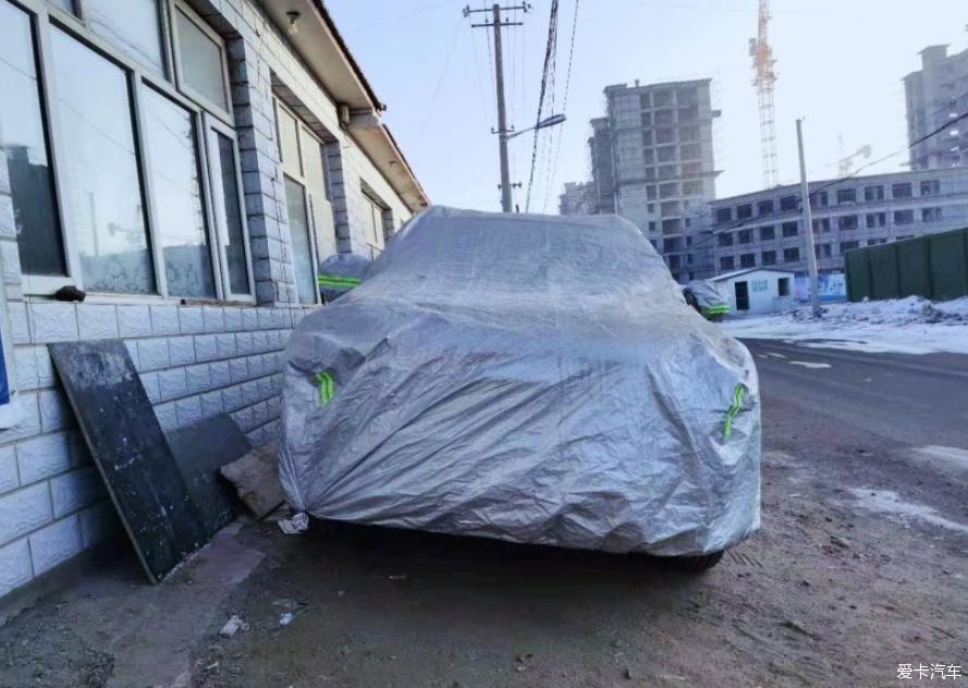 寒冷冬天里有一辆遮风挡雨的车