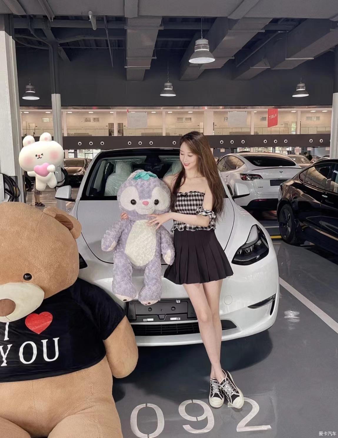 特斯拉女司机开车体验